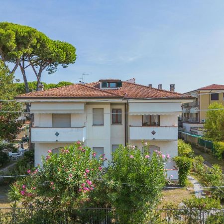 Apartment Dei Fiori By Interhome Лидо-ди-Камайоре Экстерьер фото